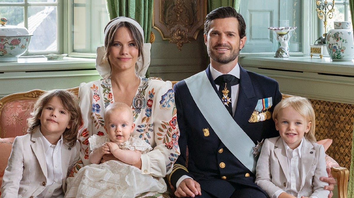 Det officielle dåbsportræt af prins Carl Philip og prinsesse Sofia med deres tre sønner, prins Alexander, prins Gabriel og lille prins Julian, der var dagens hovedperson. 