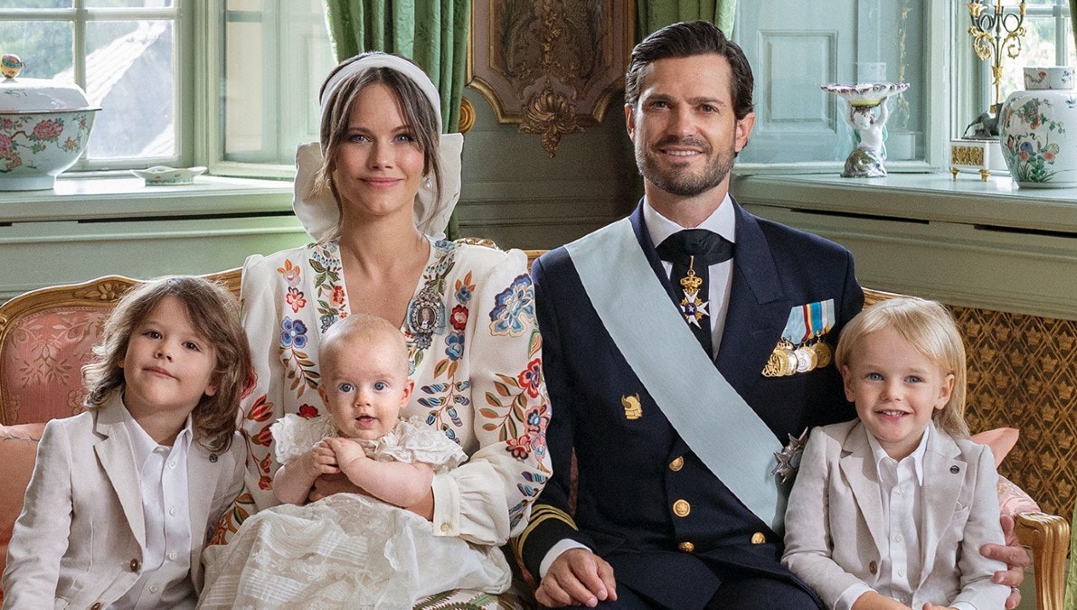 Det officielle dåbsportræt af prins Carl Philip og prinsesse Sofia med deres tre sønner, prins Alexander, prins Gabriel og lille prins Julian, der var dagens hovedperson.&nbsp;
