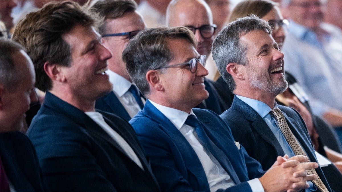 Kronprins Frederik på første række sammen med Thomas Vinterberg direktør i Dansk Erhverv, Brian Mikkelsen.&nbsp;