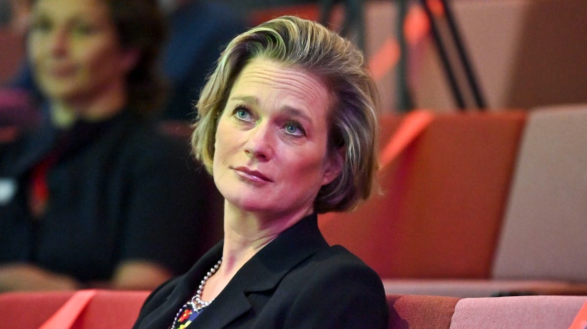 Prinsesse Delphine ved præsentationen af den nye sløjfe. 