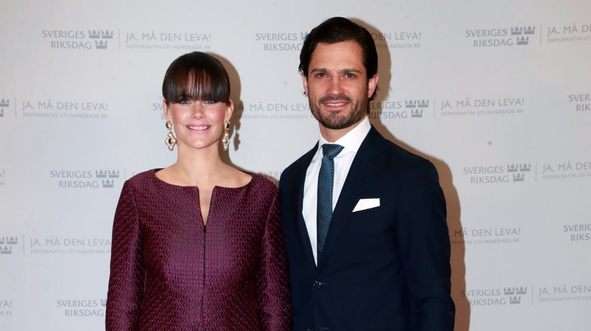 Prinsesse Sofia og prins Carl Philip på den røde løber mandag aften. 