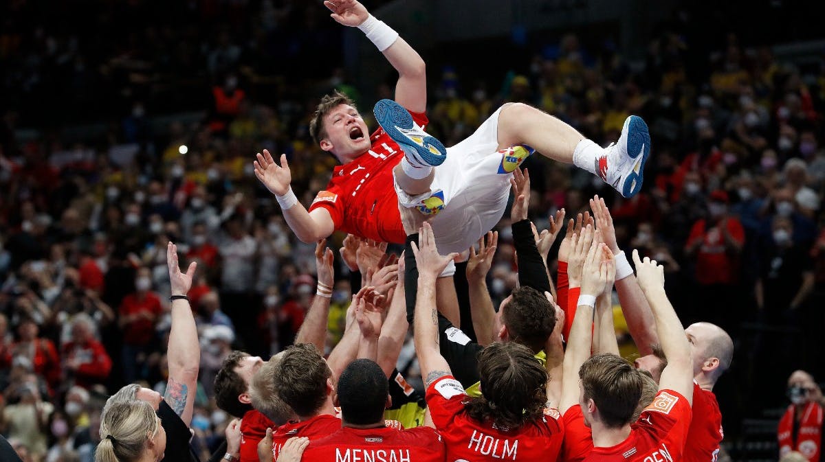 Lasse Svan blev hyldet af holdkammeraterne efter kampen.