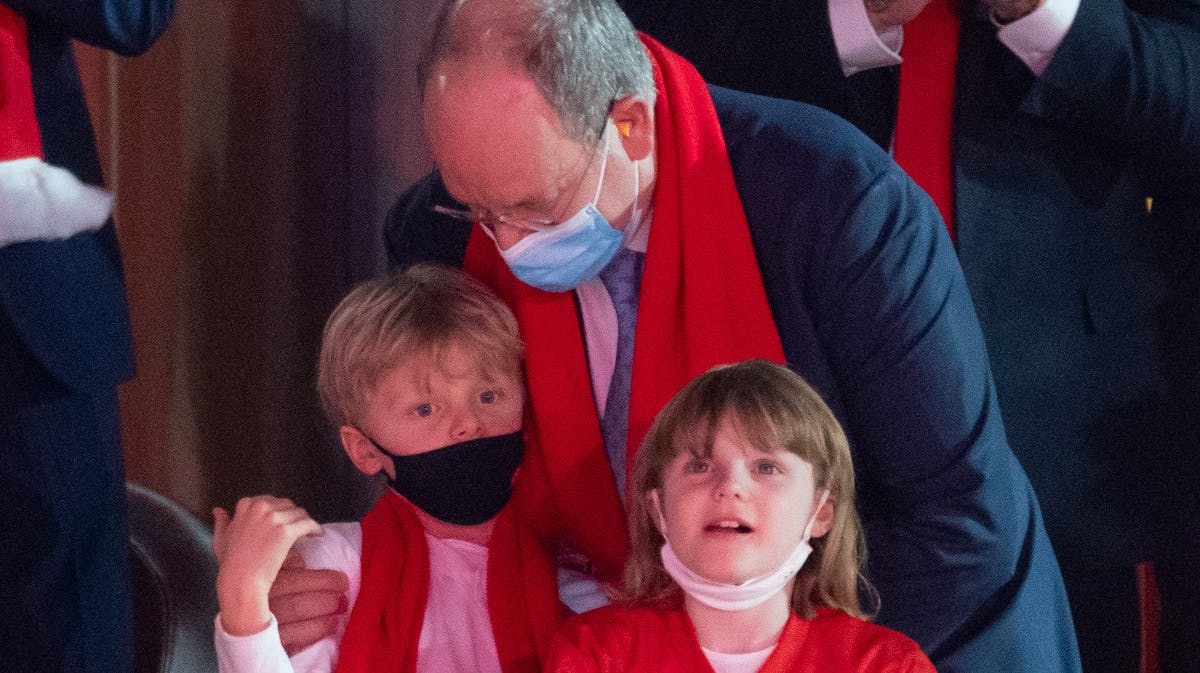 En omsorgsfuld fyrst Albert med parrets børn, arveprins Jacques og prinsesse Gabriella på syv år. 