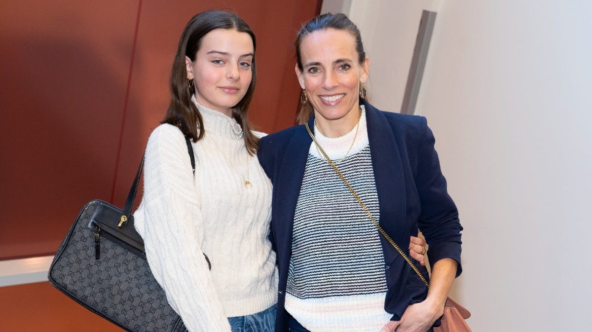 Camille Ottesen med sin 14-årige datter Viola ved Dansk Varmblods Hingstekåring.&nbsp;