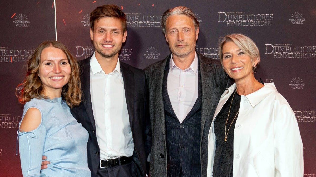 Mads Mikkelsen til premieren med datteren Viola, sønnen Carl og hustruen Hanne. 