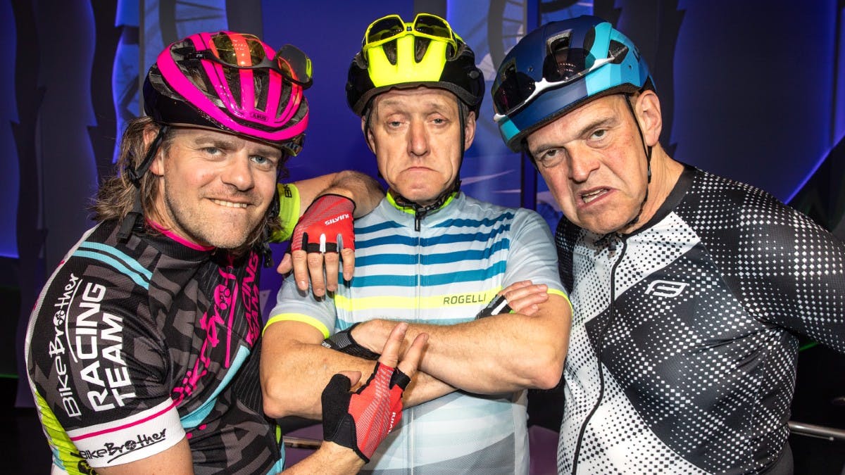 Carsten Svendsen, Henrik Lykkegaard og Niels Olsen klædt i deres normale cykeltøj.&nbsp;