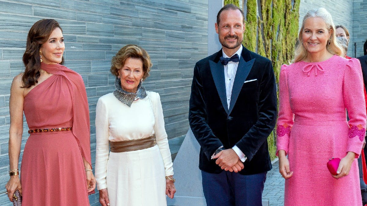 Kronprins Haakon omgivet af Mette-Marit, Sonja og Mary