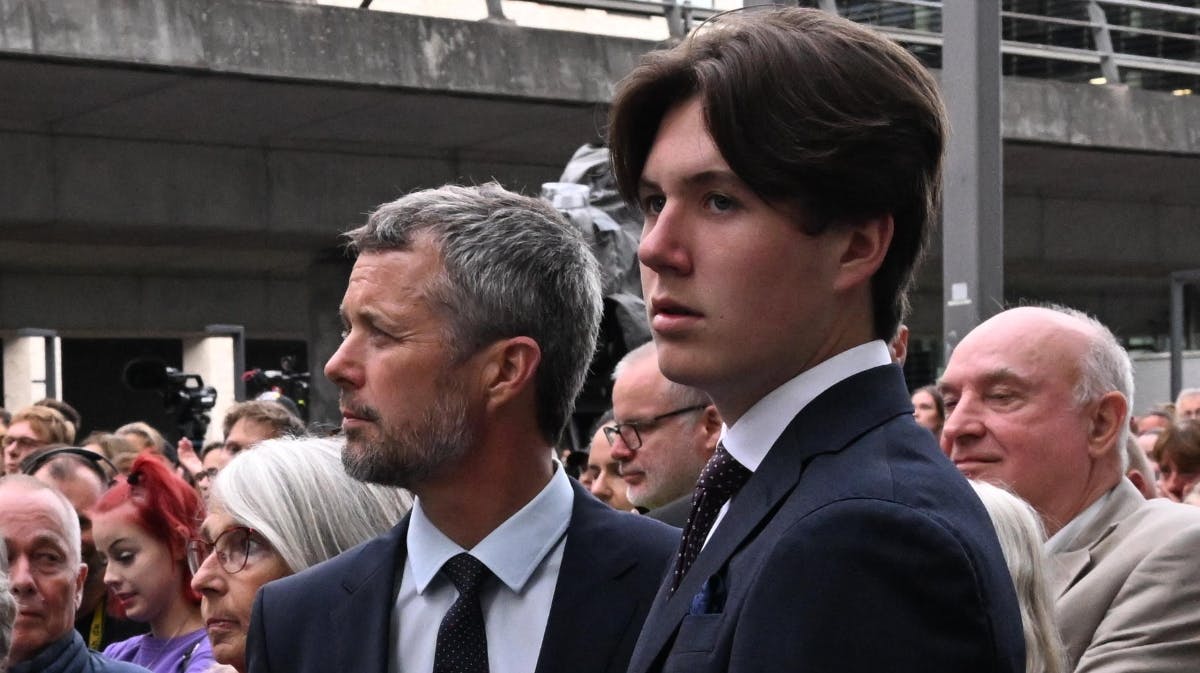 Kronprins Frederik og prins Christian deltager i mindehøjtidelighed. 