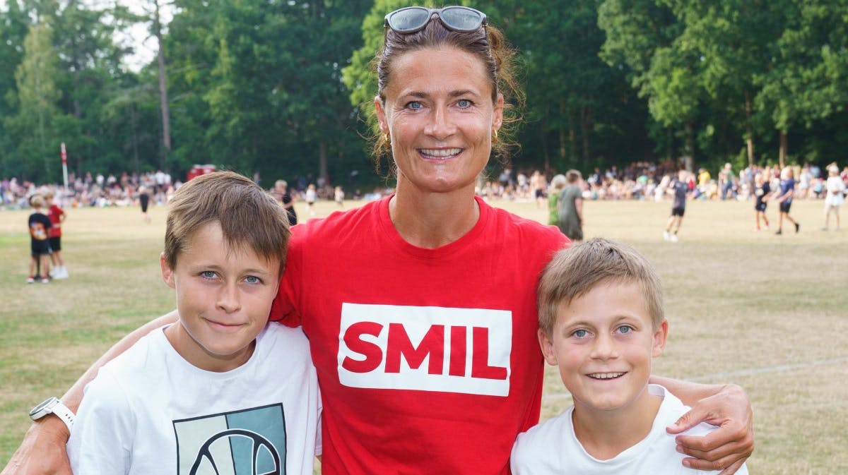 Sisse Fisker og sønnerne Samuel og Isak.