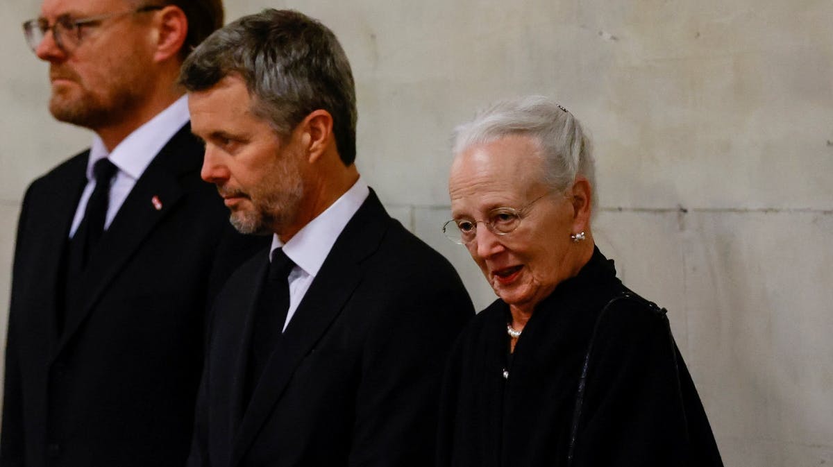 Kronprins Frederik og dronning Margrethe besøger dronning Elizabeths kiste i Westminster Halll.