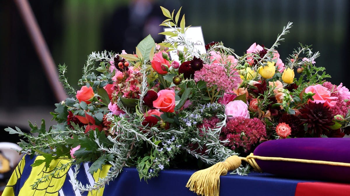 Blomsterne på dronning Elizabeths kiste var nøje udvalgt af kong Charles.&nbsp;