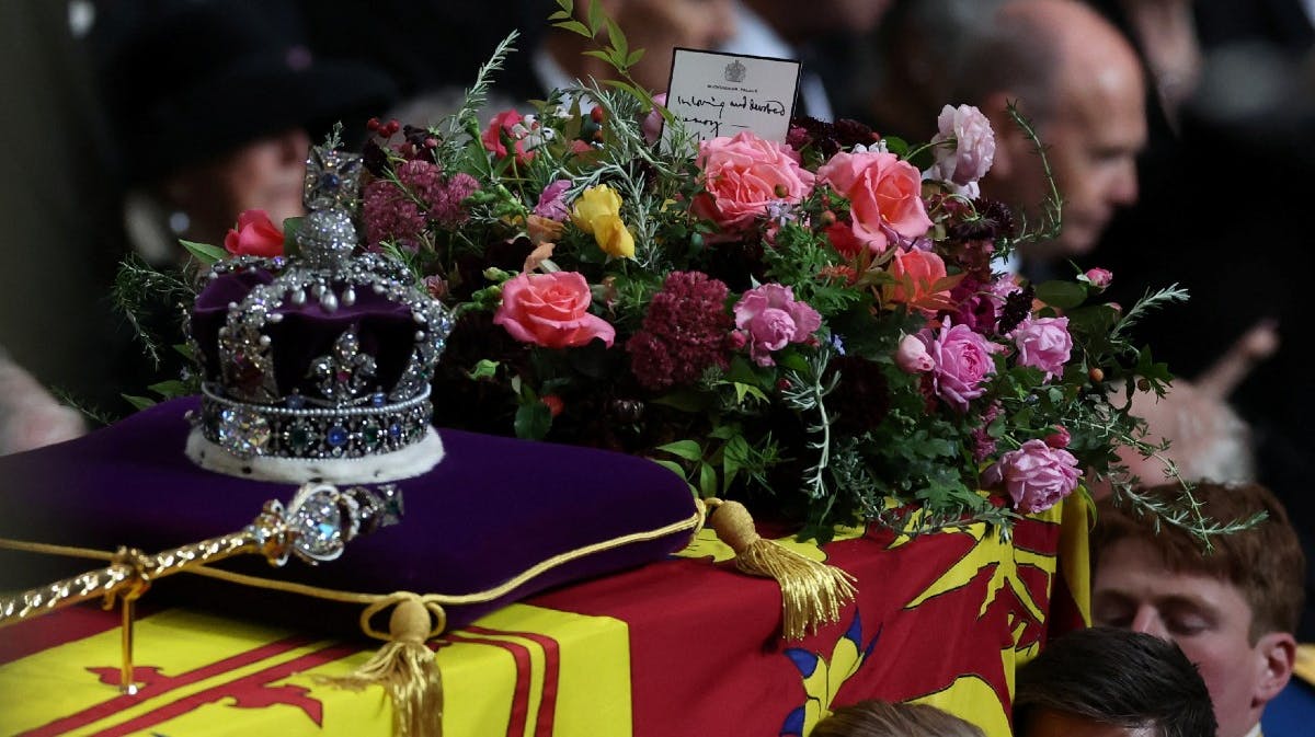 På dronning Elizabeths kiste var der en personlig hilsen fra kong Charles.&nbsp;