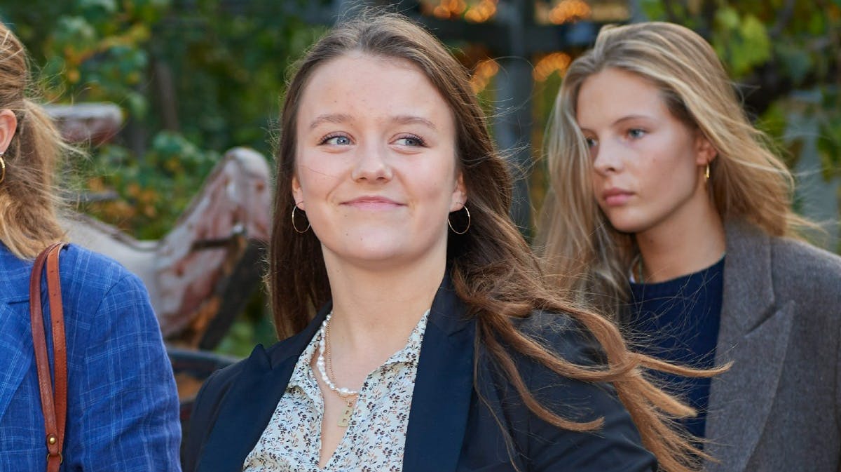 Prinsesse Isabella til premieren i Tivoli. I baggrunden ses India Handwerk, der er datter af kronprinsesse Marys nære veninde, Birgitte Handwerk. 