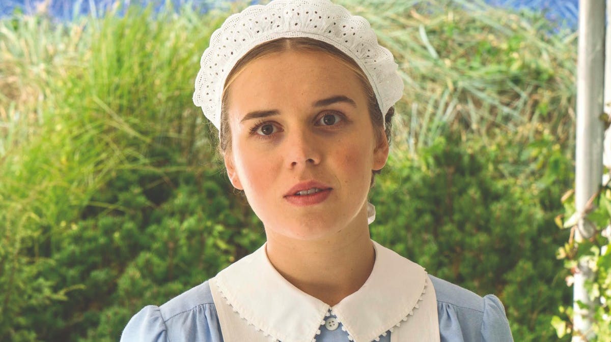 Laura Kjær som Nana i "Badehotellet".