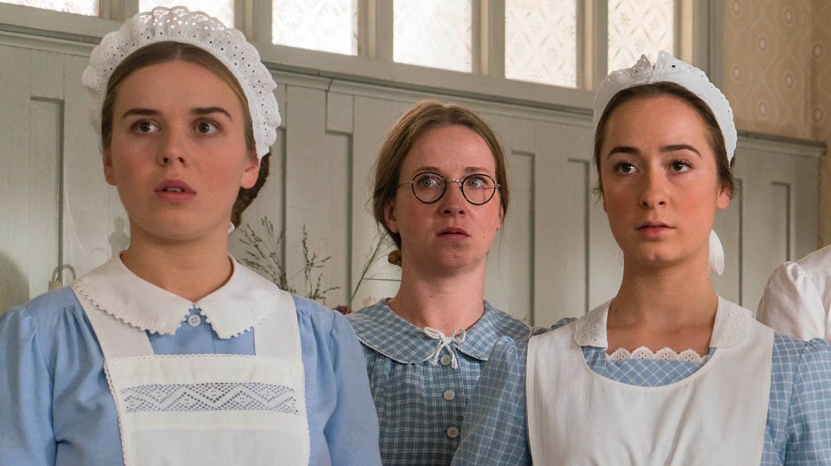 Stuepigerne Nana, Edith og Ane i "Badehotellet".