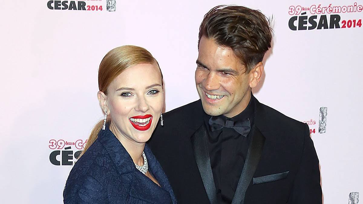 Scarlett og Romain blev forlovet sidste år i september.