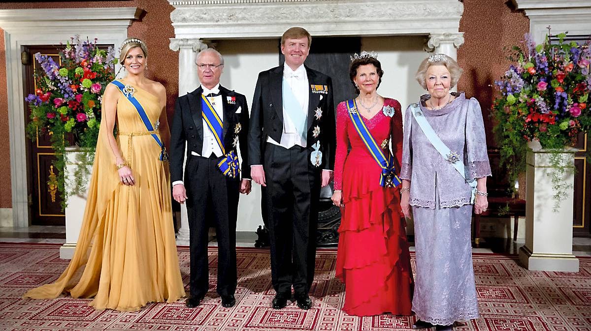To nuværende og en tidligere dronning strålede ved lørdagens banket på kongeslottet i Amsterdam.