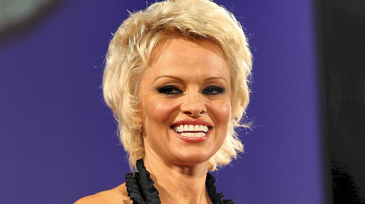 Pamela Anderson bruger i dag en stor del af sin tid på velgørende arbejde og på at kæmpe for dyrs rettigheder.