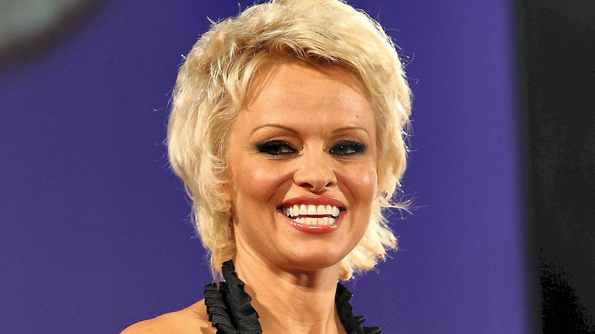 Pamela Anderson bruger i dag en stor del af sin tid på velgørende arbejde og på at kæmpe for dyrs rettigheder.
