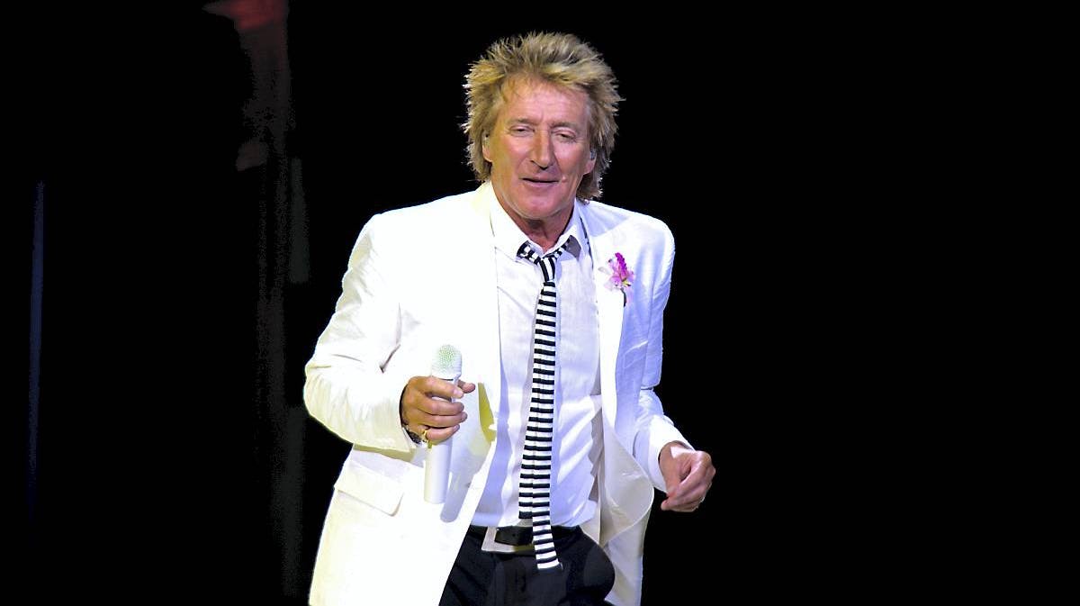De 5000 blandt publikum i Aarhus kunne intet mærke på Rod Stewart. Den 69-årige rocksanger leverede sit som altid energiske show.