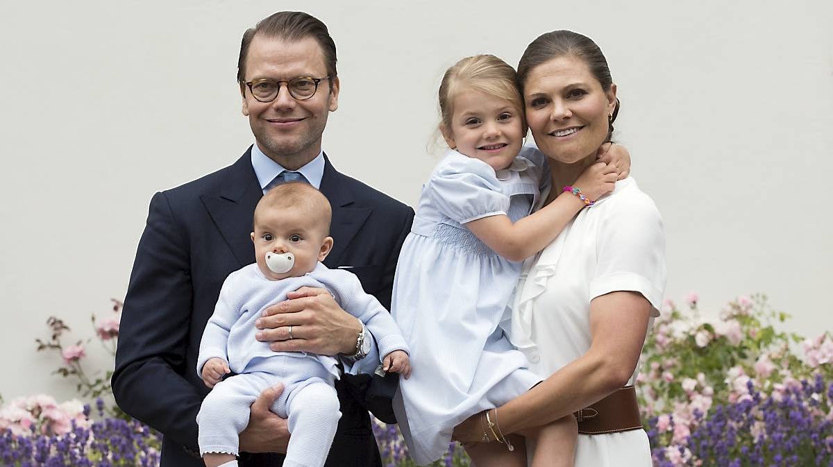 Kronprinsesse Victoria, prins Daniel, prinsesse Estelle og prins Oscar ved Victoriadagen i 2016.