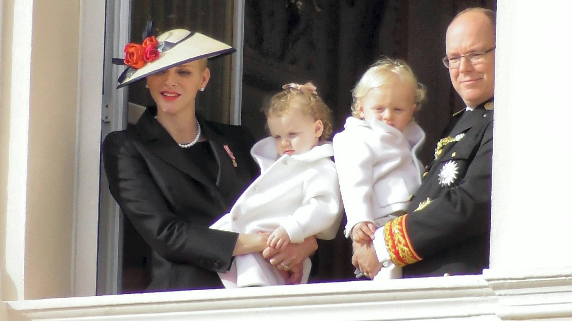Fyrstinde Charlene, prinsesse Gabriella, prins Jacques og fyrst Albert