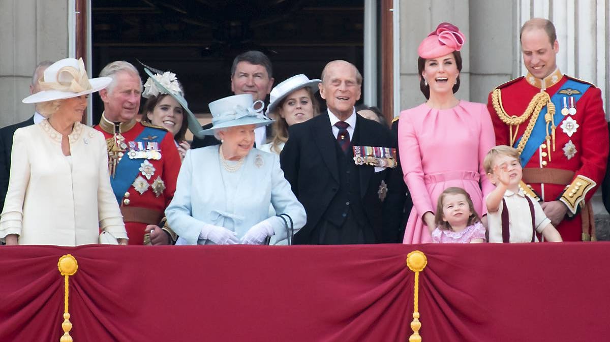 Hertuginde Camilla, dronning Elizabeth, prins Philip, hertuginde Catherine, prins William, prins George, prinsesse Charlotte, prins Charles, prinsesse Eugenie og prinsesse Beatrice