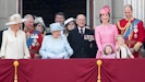 Hertuginde Camilla, dronning Elizabeth, prins Philip, hertuginde Catherine, prins William, prins George, prinsesse Charlotte, prins Charles, prinsesse Eugenie og prinsesse Beatrice 