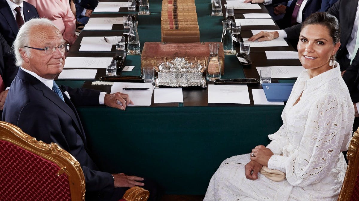 Kong Carl Gustaf og kronprinsesse Victoria til det særlige statsråd fredag.