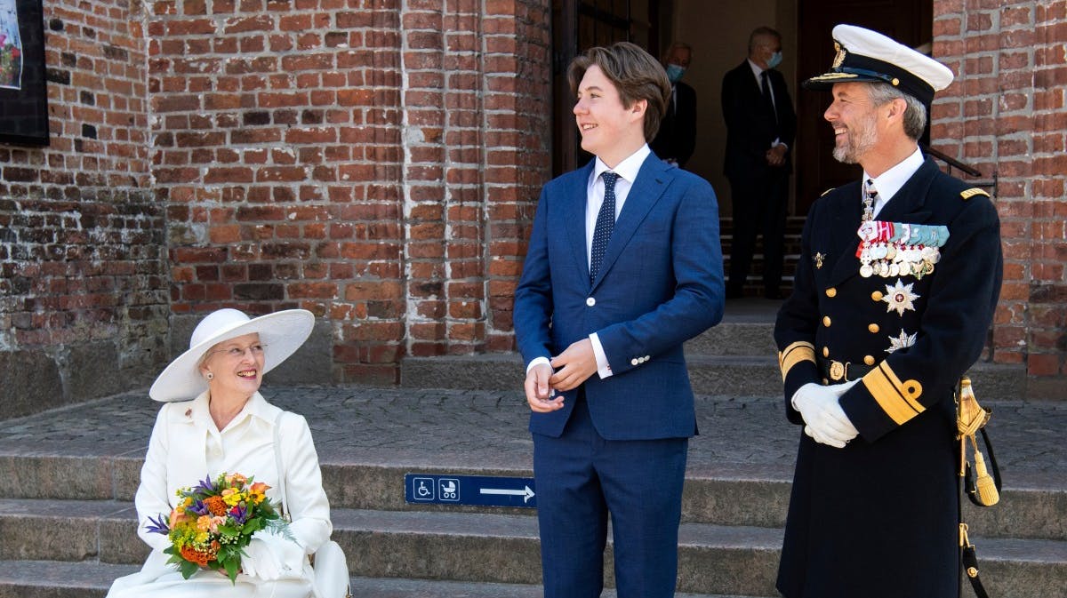 Dronning Margrethe, prins Christian og kronprins Frederik i højt humør søndag.&nbsp;