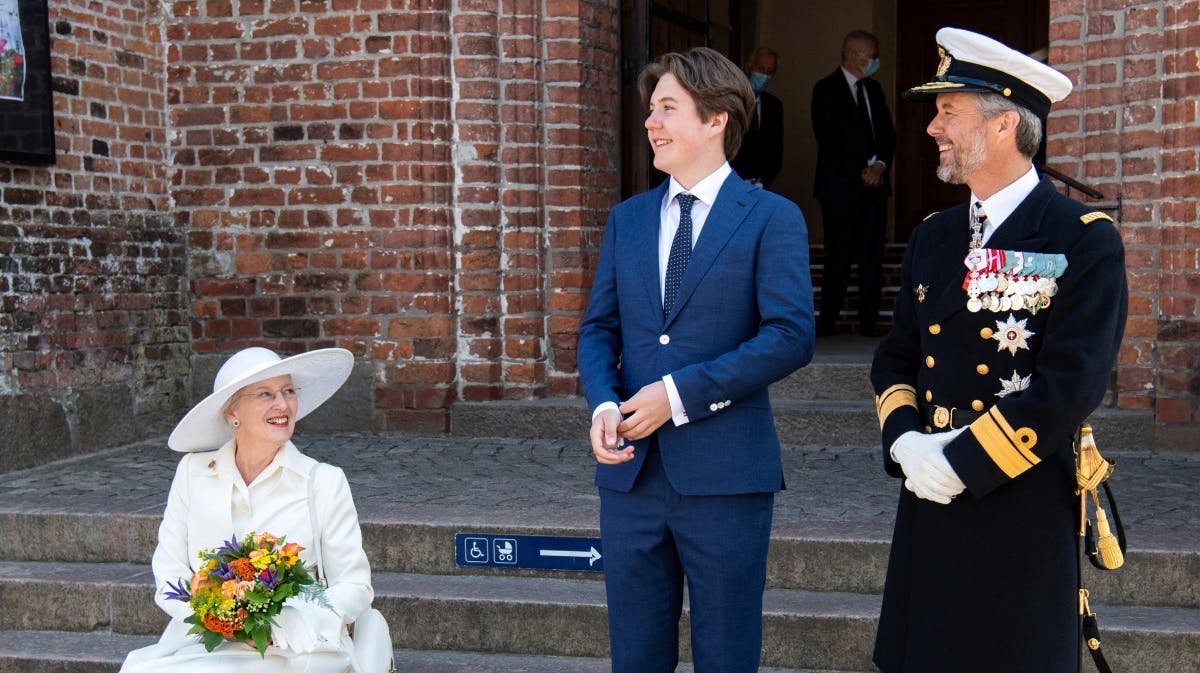 Dronning Margrethe, prins Christian og kronprins Frederik i højt humør søndag. 