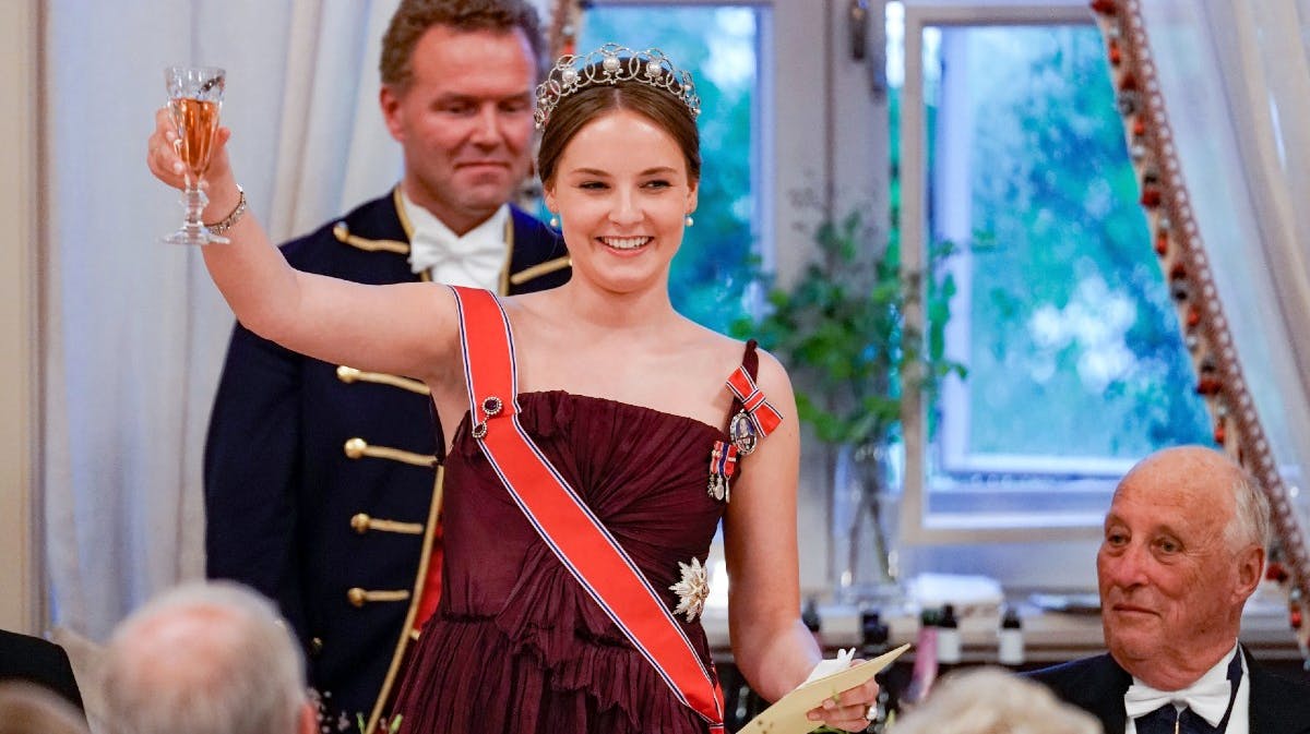 Prinsesse Ingrid Alexandra glemte at skåle efter sin tale, men hun fik rettet fejlet med et grin. 