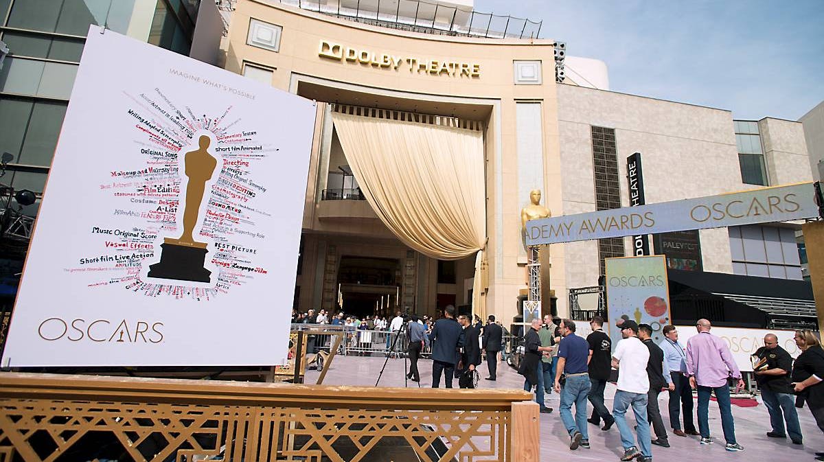 Allerede nu er de første tilskuere på plads foran The Dolby Theatre i Hollywood.