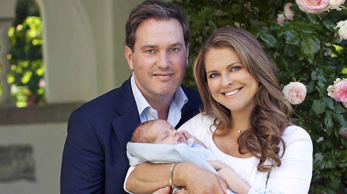 De stolte forældre, prinsesse Madeleine og Chris O'Neill, med lille prins Nicolas, der nu har fået eget våbenskjold
