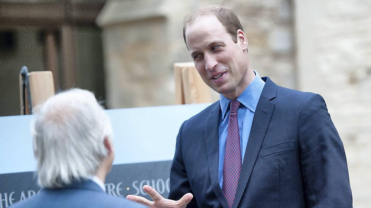 Prins William er en stolt far med hænderne fulde