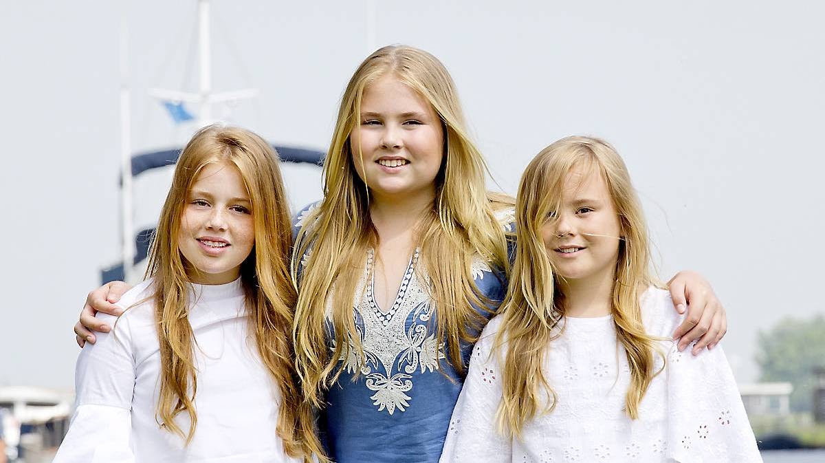 Prinsesse Amalia omgivet af søstrene, prinsesse Ariane (t.v.) og prinsesse Alexia.