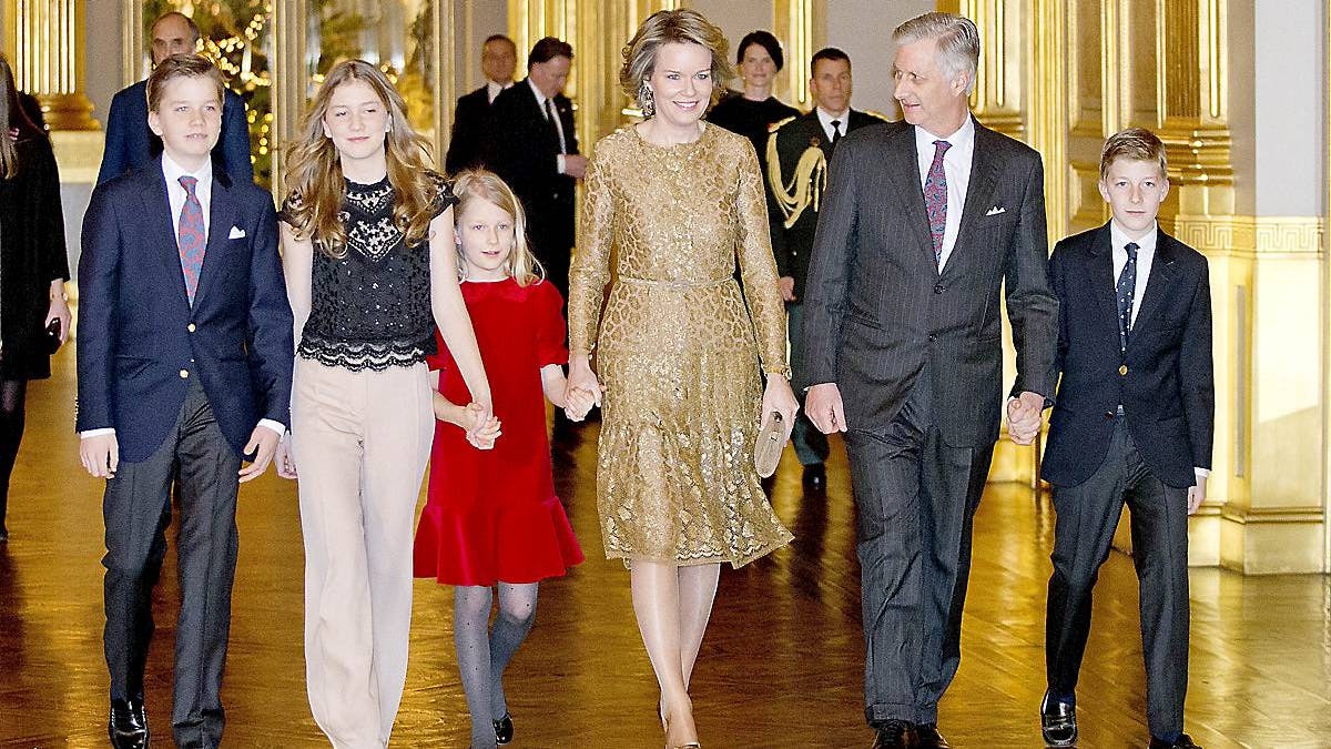 Kong Philippe og dronning Mathilde med deres fire børn.