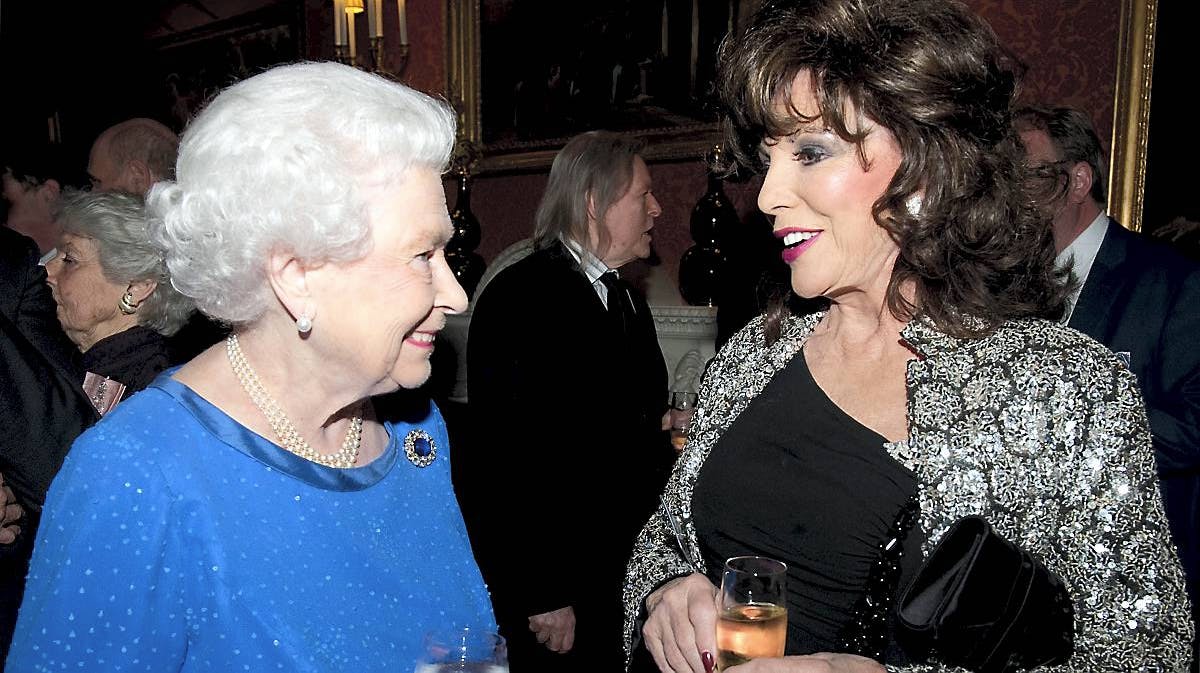 Dronning Elizabeth og Joan Collins.