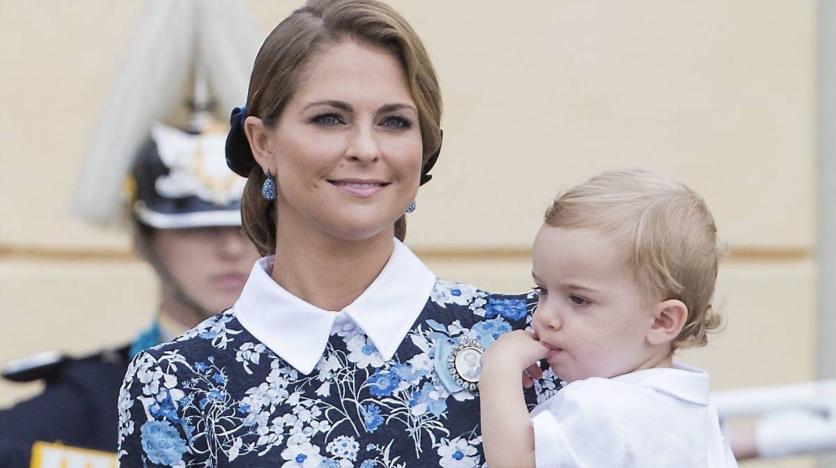 Prinsesse Madeleine med prins Nicolas i september sidste år. På det nye foto kan vi se, hvor stor han er blevet siden.