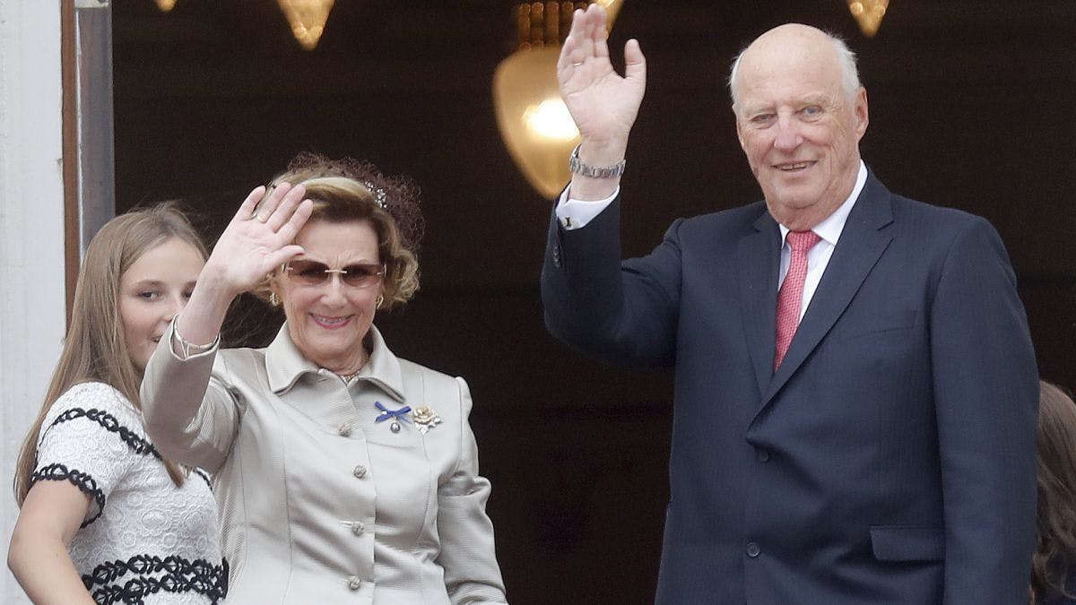 Dronning Sonja og kong Harald på guldbryllupsdagen. I baggrunden ses prinsesse Ingrid Alexandra.