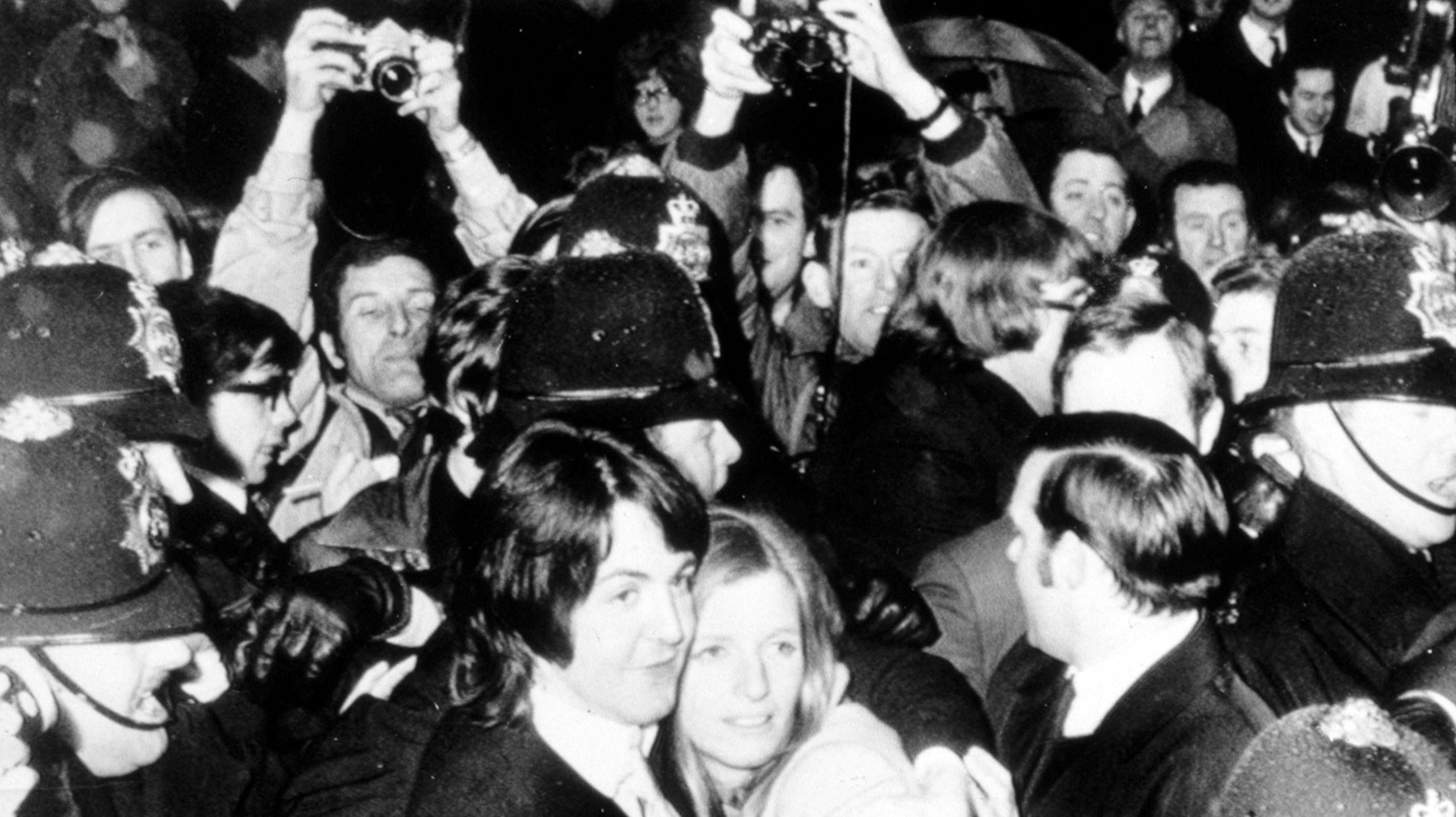 Paul McCartney og Linda Eastman kort efter brylluppet omringet af politi, fans og fotografer.