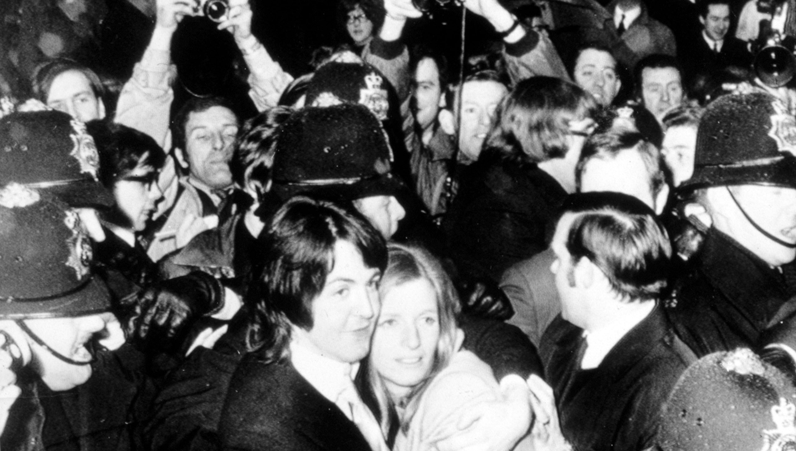 Paul McCartney og Linda Eastman kort efter brylluppet omringet af politi, fans og fotografer.