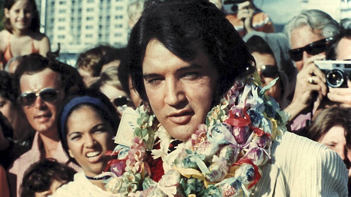 Elvis Presley lander i Honolulu forud for koncerten.
