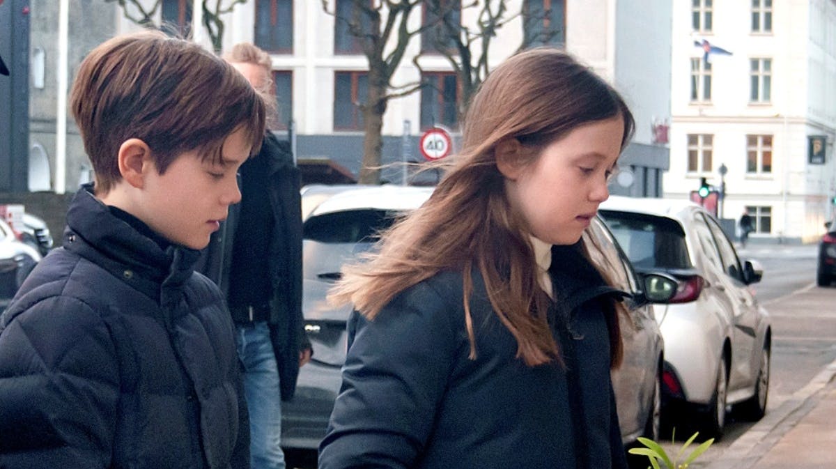 Prins Vincent og prinsesse Josephine foran den ukrainske ambassade. Billedet er et udsnit af et af de billeder, som kongehuset har delt på deres sociale medier fredag morgen. 