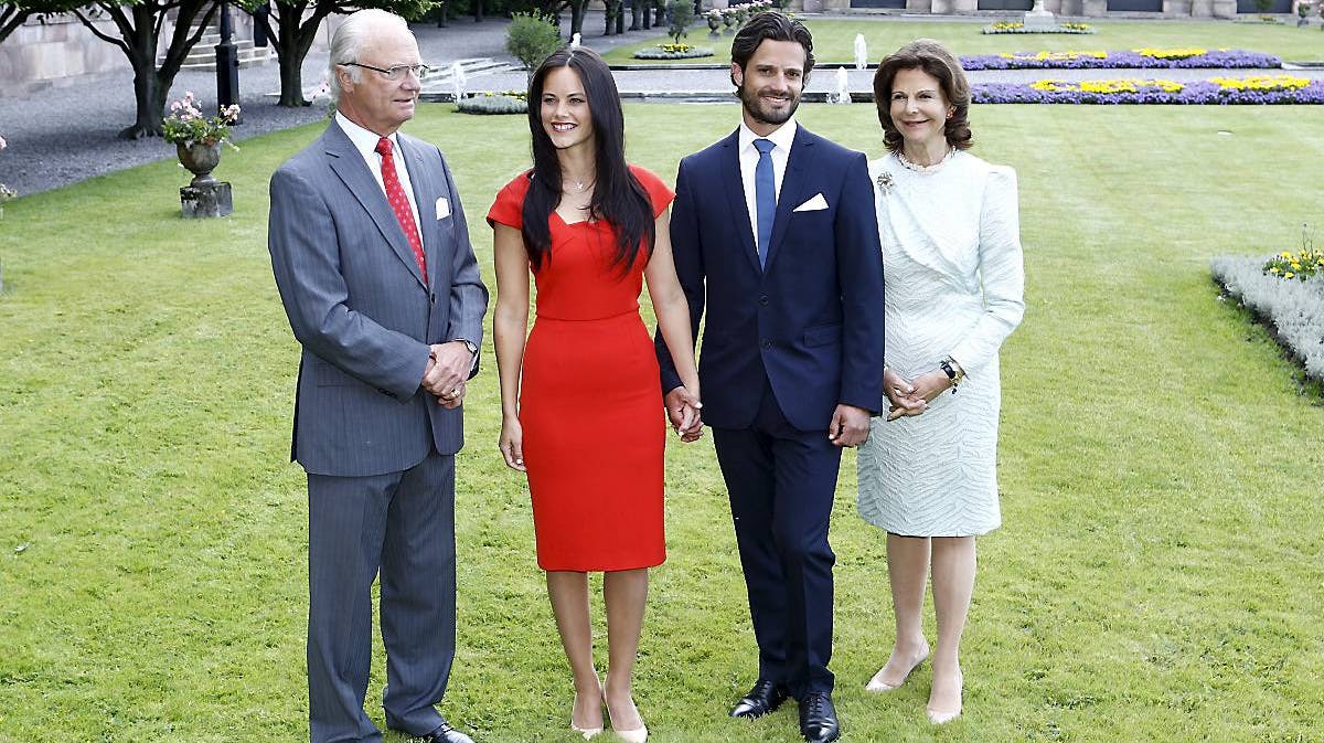Kong Carl Gustaf og dronning Silvia glæder sig over, at deres søn Carl Philip har friet til Sofia Hellqvist.
