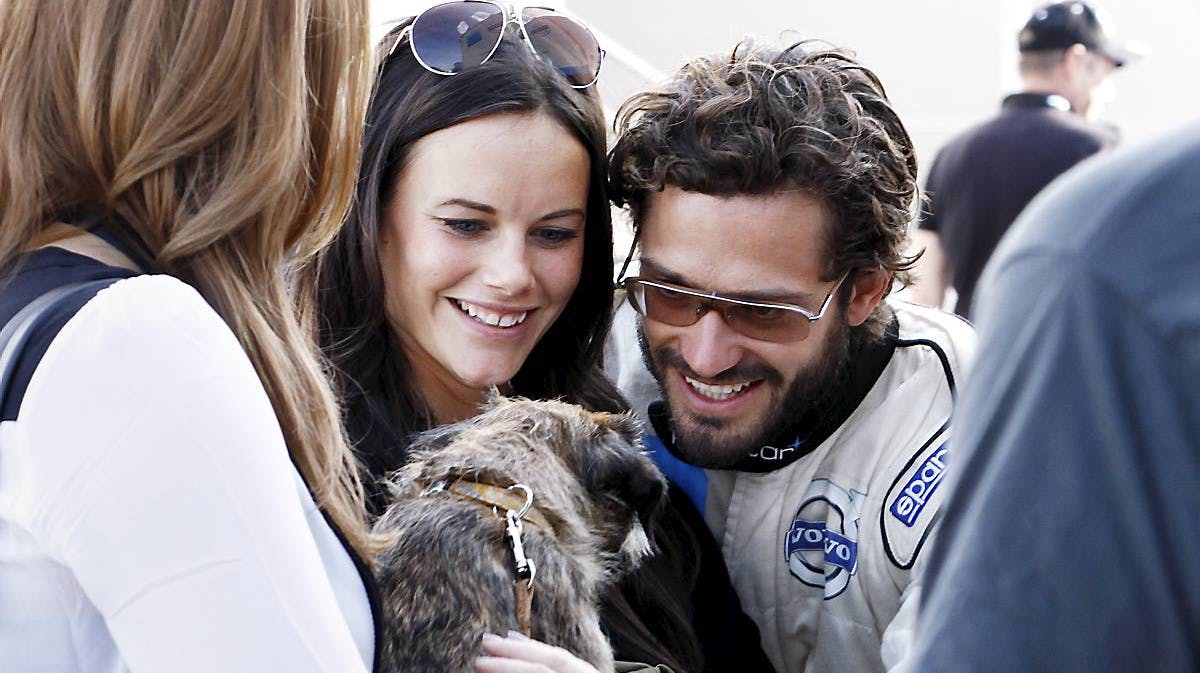 Sofia havde taget parrets hund, Siri, med til racerløb. Og det var Carl Philip tydeligvis glad for.