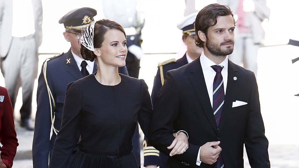 Sofia Hellqvist og prins Carl Philip ankommer til Storkyrkan i Stockholm i forbindelse med den svenske Riksdags åbning.