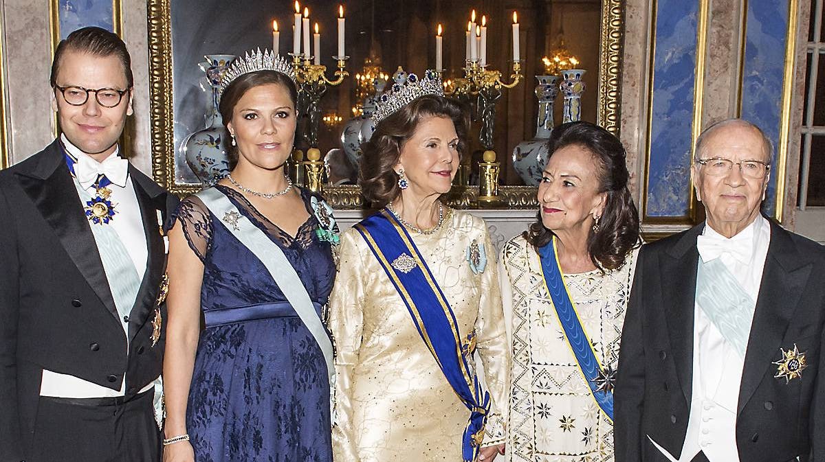 Den gravide kronprinsesse Victoria sammen med sin familie og hædersgæsterne ved gallamiddagen på det kongelige slot i Stockholm.
