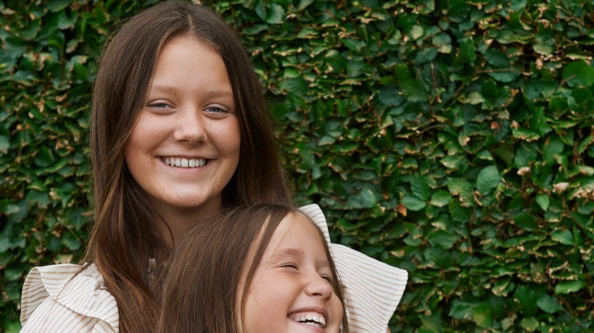 Prinsesse Isabella og prinsesse Josephine på det søde billede, som kongehuset delte i forbindelse med deres sommerhilsen i august. 