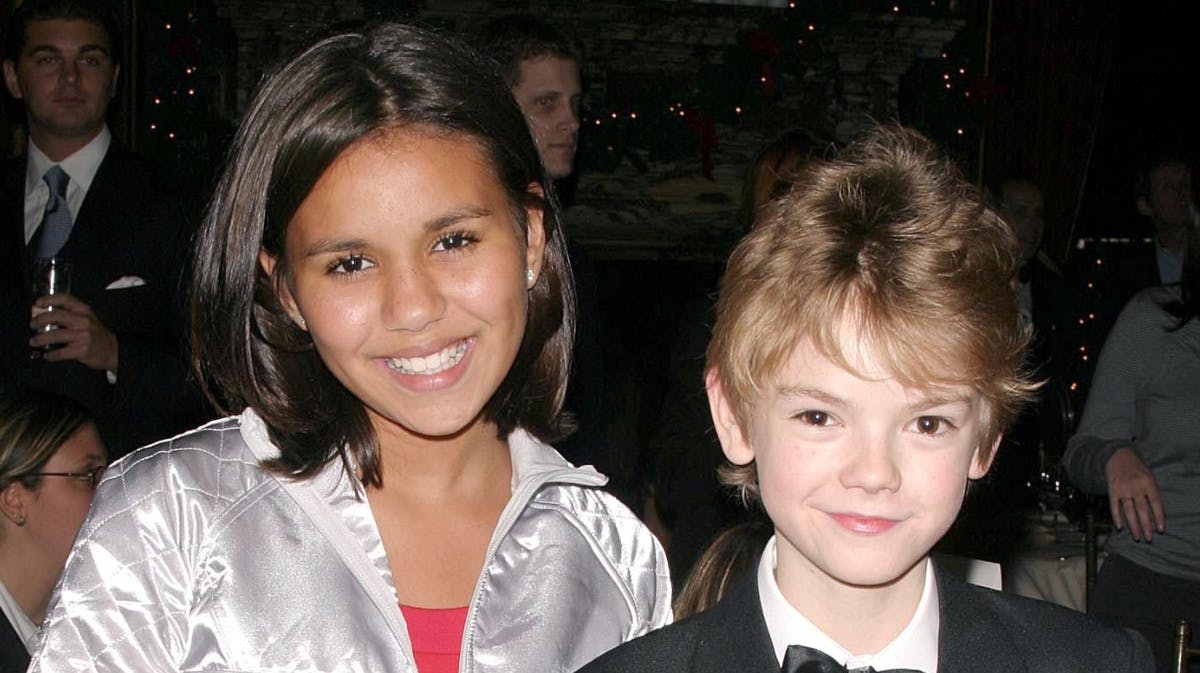 Olivia Olson og medspilleren Thomas Brodie-Sangster, der spiller den forelskede Sam, til premieren på &rdquo;Love Actually&rdquo; i 2003.